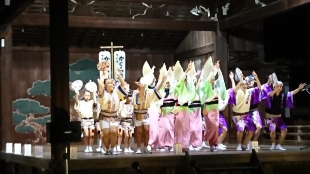 能舞台で神楽連による阿波踊り奉納