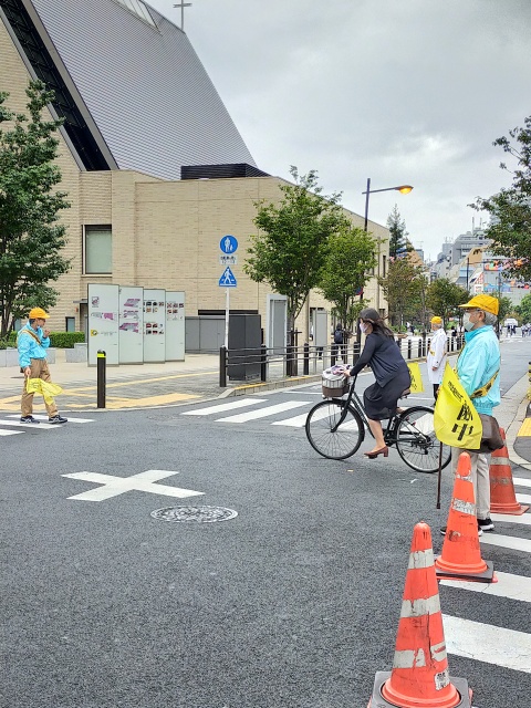 早稲田通りと大神宮通りの交差点で交通整理